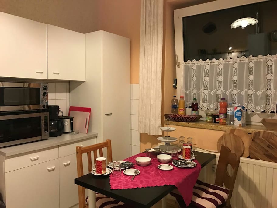 In der Küche dürfen Kleinigkeiten gekocht werden. Das Frühstück wird ebenfalls dort bereit gestellt.