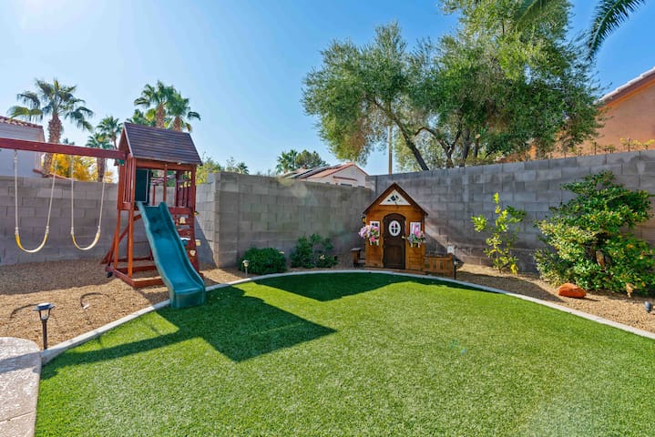 5BR Haven: Heated Pool & BBQ + Games