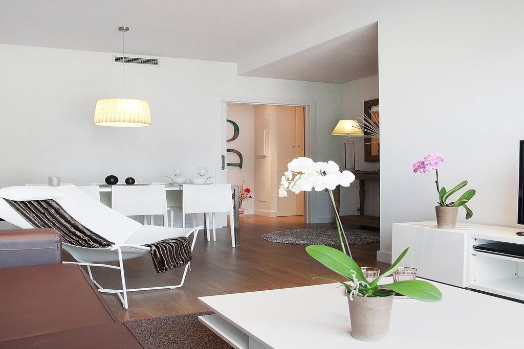 Unwind after a full day outside and sink into the plush sofa while you watch the flatscreen TV or have a cocktail in the dining area.