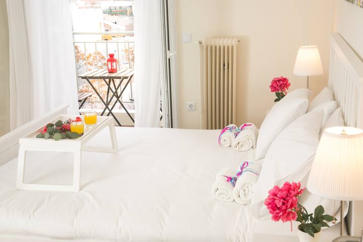 Spacious Renovated luxury flat Acropolis view gallery image 4