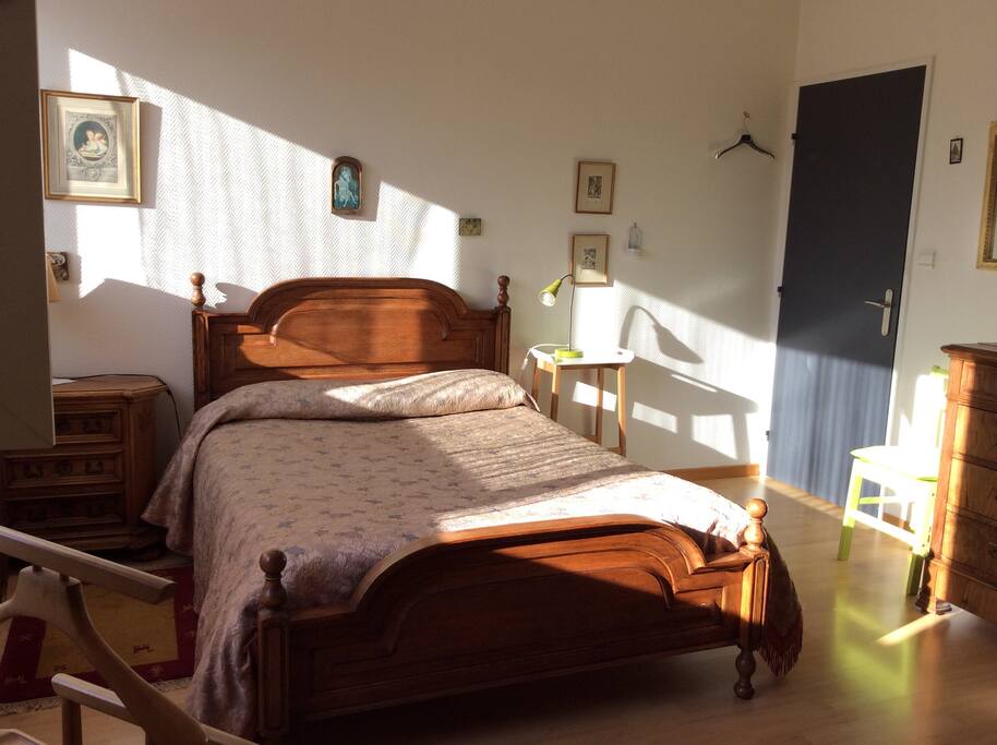 Chambre inondée de soleil le matin dès que vous ouvrez les volets