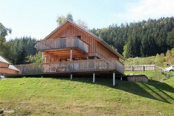 Moderno chalet in un villaggio vacanze con vasca idromassaggio e splendida vista