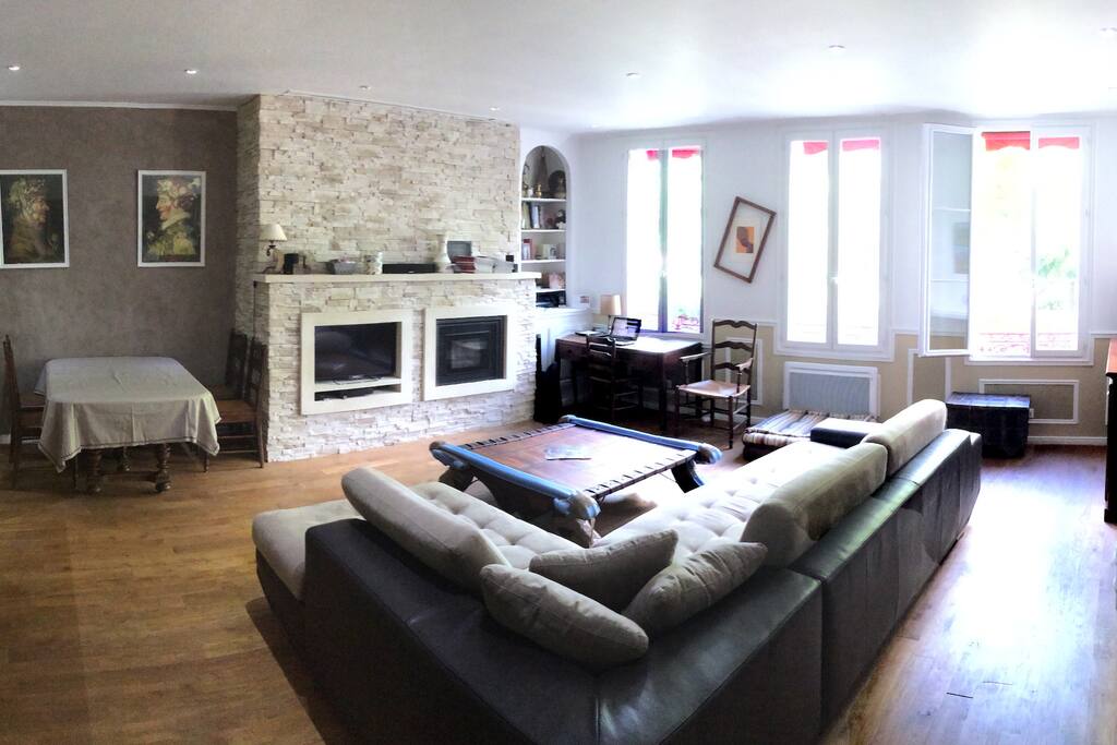 Espace bureau, TV, HIFI (radio), WIFI, Cheminée insert à granules