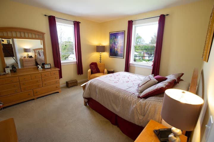 鍵付きのマスターベッドルームには、竹製の枕と新しいリネンを備えたクイーンサイズベッドがあります。 必要なときは赤いカーテンが部屋を完全に暗くします。 お部屋にはシャワーとバスタブ付きのフルバスルームがあります。