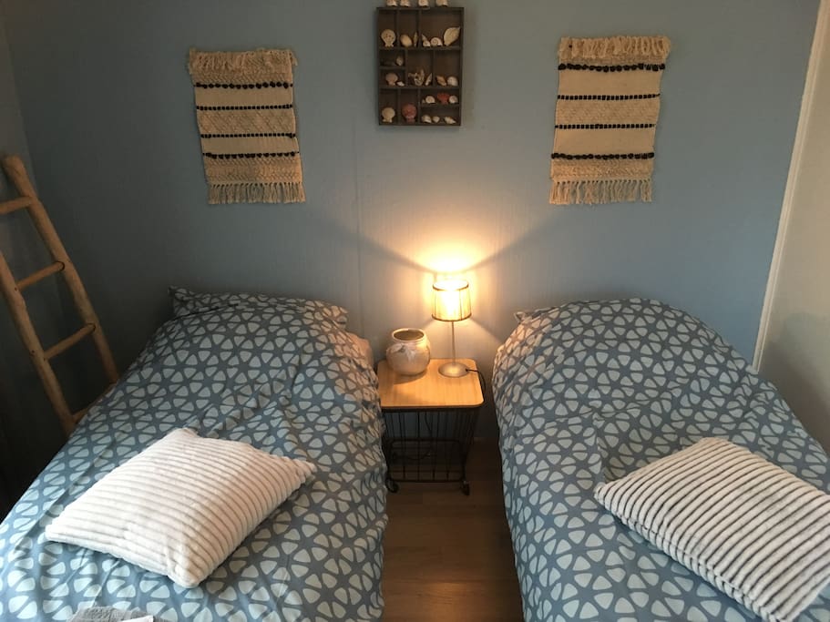 Easy Going Yoga Room, fijne één-à-tweepersoonskamer. Aan de achterzijde van het huis. Ruim en licht. Met luxe vouwbed 200x80 met dubbel matras, kast, tafel en klapstoel. Full-body spiegel. Picknickset met bordjes, bekers, bestek, servetten en waterkoker, welkomsset: flesje water, oploskoffie, thee en koekjes.
