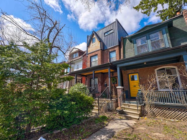 Cute House In Golden Area