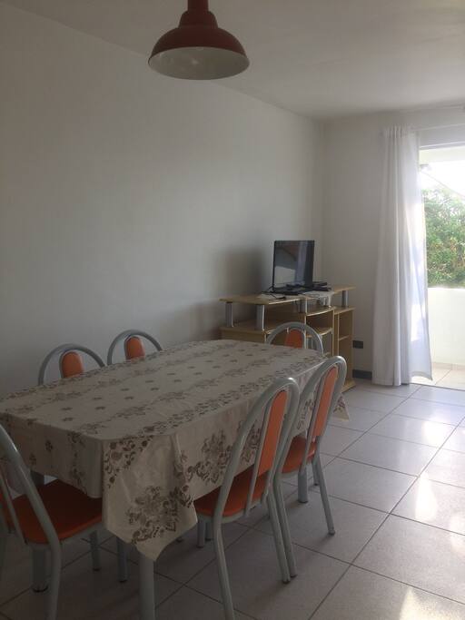 Sala de jantar e tv