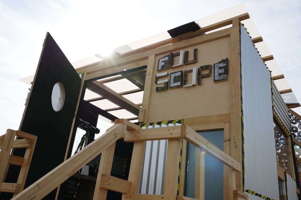 Fou Scope on the UrbanCampsite. Star-loving research and sleeping lab in which you can observe and study everything and everyone. The sky, the passing trains, your neighbors, time.