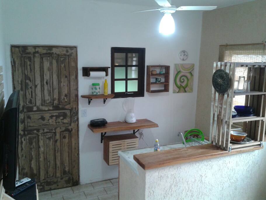 cozinha com fogao,geladeira e utensilios domesticos