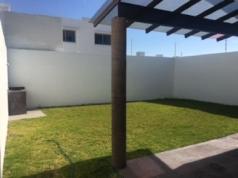 Asador en jardín trasero