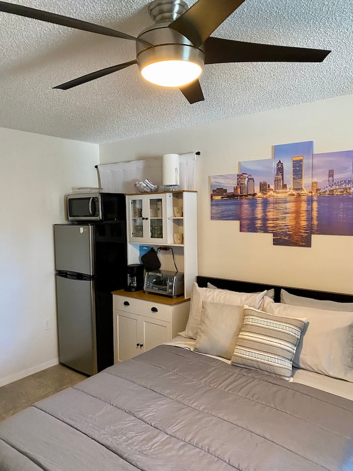 Comfy And Private Suite With Separate Entrance - Jacksonville, FL