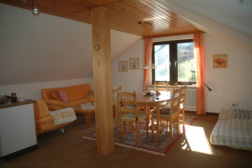 Wohnküche mit Sofaecke, Schlafplatz mit 2 Matratzen und Esstisch