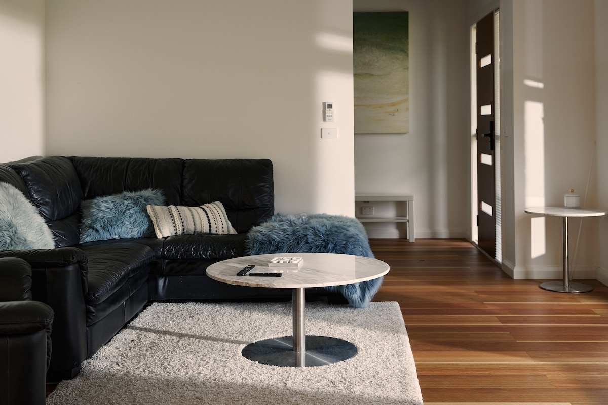 Top Airbnb: Luxury Pet-Friendly 4BR Home, Walk to Beach in Capel Sound