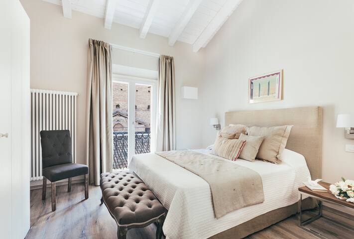 Bright 2 Bedroom apt. facing Servi Church gallery image 2