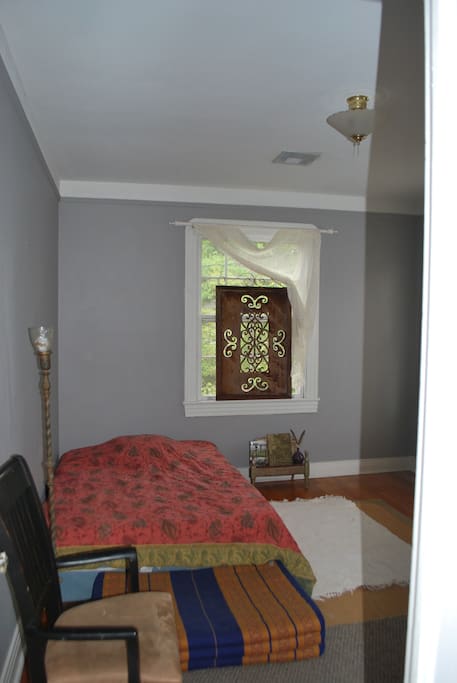 1 guest room facing street