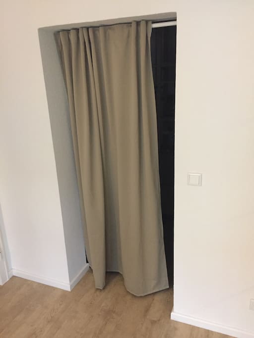 Der kleine Raum mit Verdunklungsvorhang. Es ist kein eigenes Fenster vorhanden. - Your room with darkning curtain. No windows.