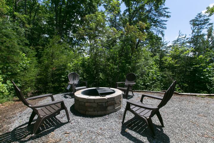 Stunning Long Range Mountain Views – 4 BR & 3 BA! gallery image 4