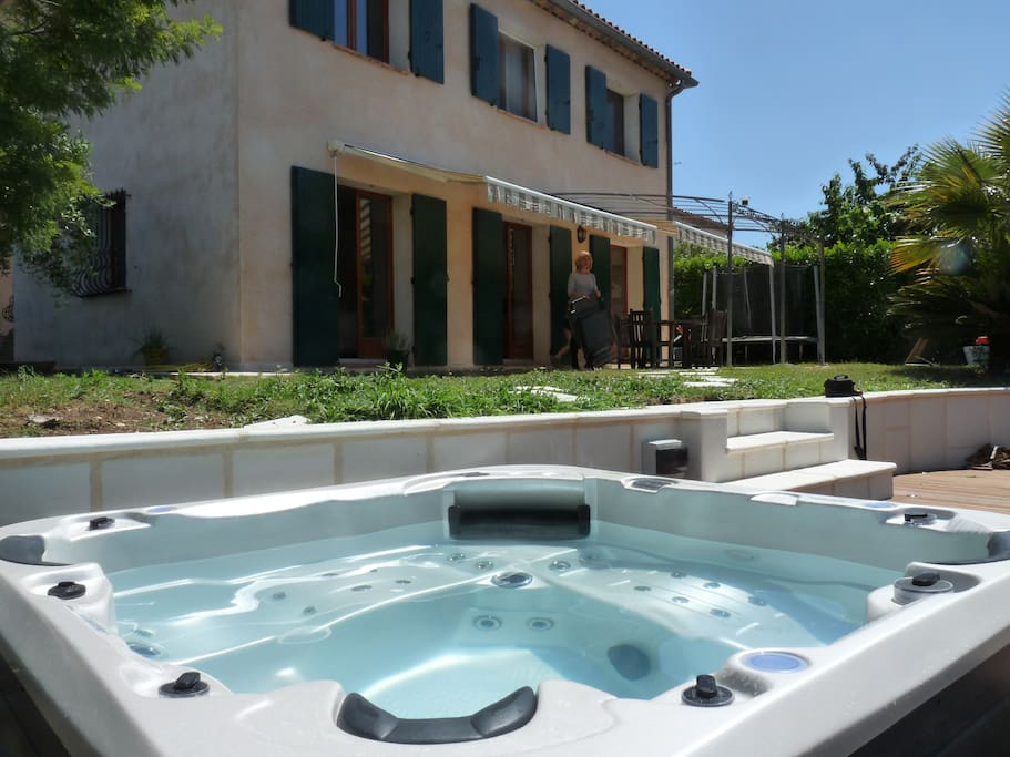 Le jacuzzi en extérieur, un vrai bonheur ! A consommer sans modération ! Une villa de standing de 160 m2...