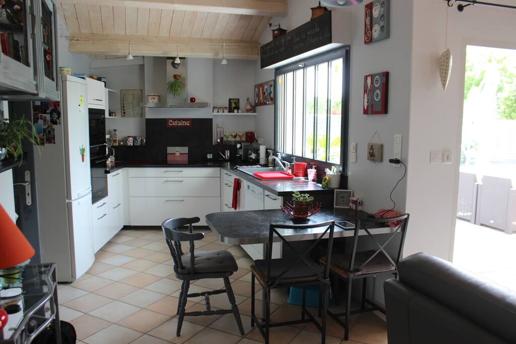Cuisine équipée, four, plaques cuisson, micro onde, cafetière...