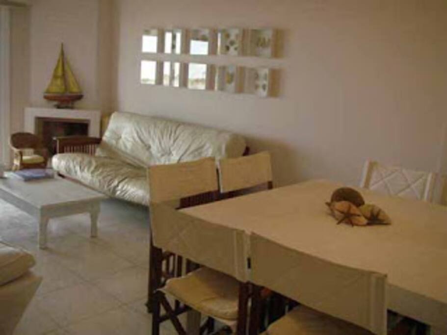 Living comedor, mesa para 8 comensales, futon extensible .2 sillones individuales, TV. x cable