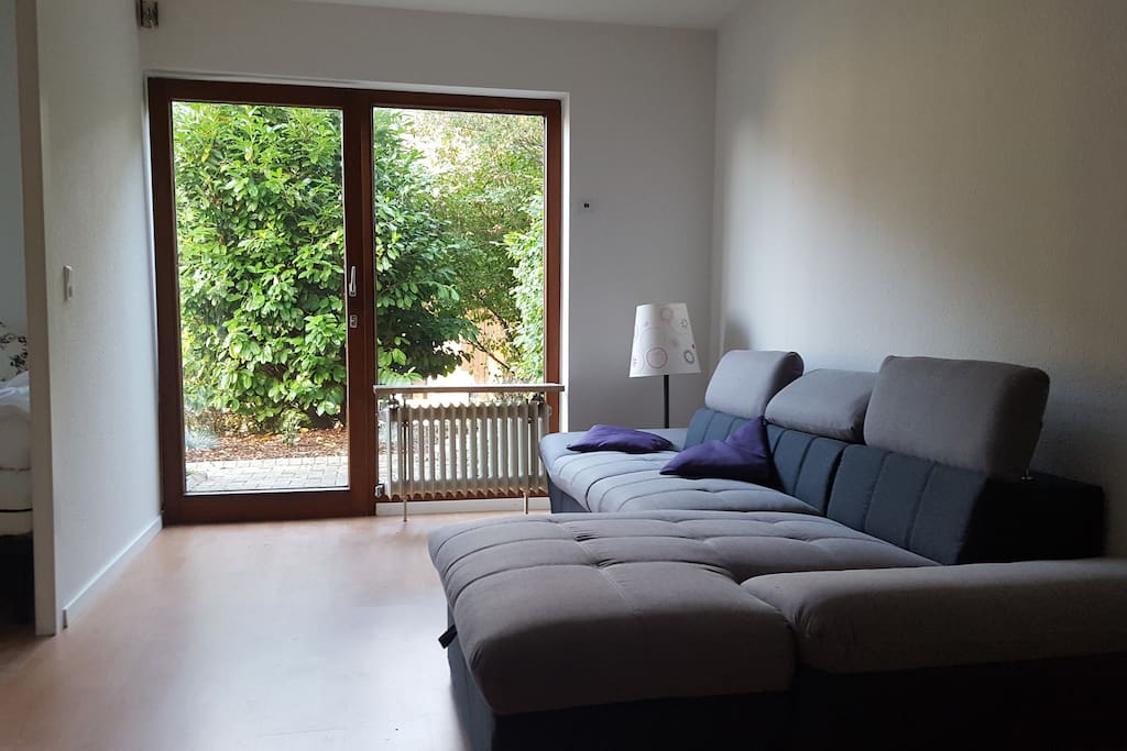 Wohnraum mit TV und Schlaf Sofa, Kinder Reise Bett ist vorhanden.