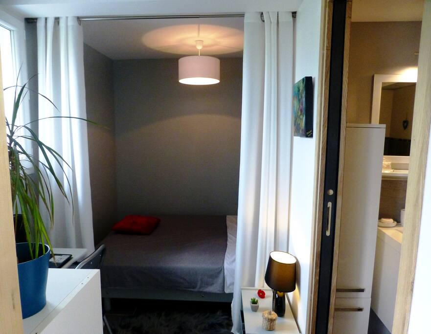 Pour renforcer le côté cocooning et douillet d'une chambre, UN LIT DANS UNE ALCÔVE .la suite des photos de l'appartement après les photos de la région..