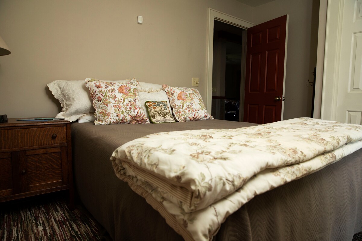 Spálňa 3 má manželskú posteľ.  Otvára sa na verandu.