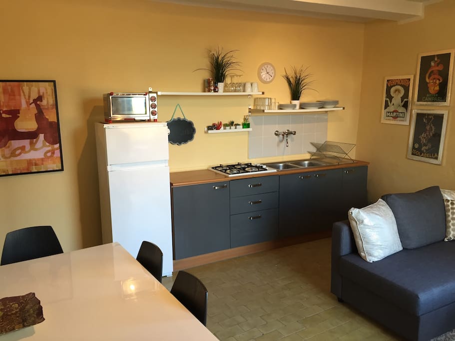 Sleek kitchen and spacious dining table that seats 6.