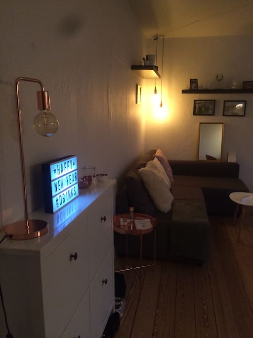 Stue med sofa og tv