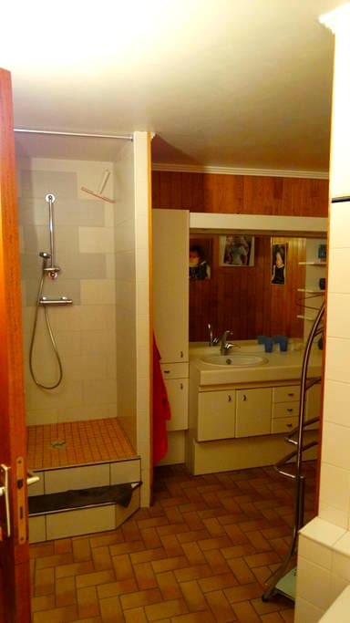 Douche neuve, et grand plan vasque