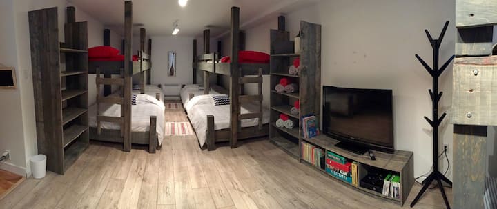 Dortoir avec 6 lits Double superposé de 6 lits Simple. Xbox, films, livres, jeux de société, Beanbag pour amuser les enfants