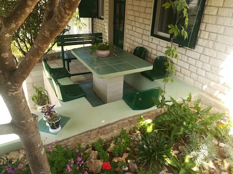 Top performing Airbnb: Larisa – a tiny house set in a lovely garden (3) in Splitska