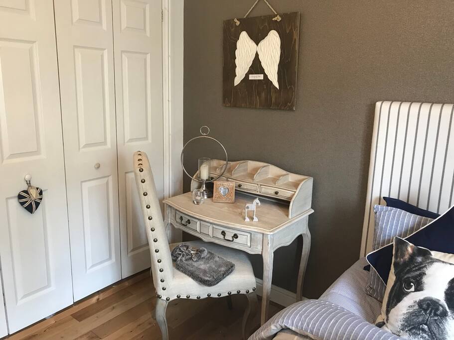 Dressing table.