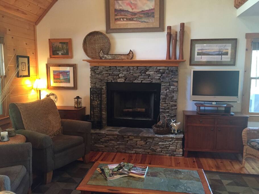 Journey`s End- Lake Nottely area cabin rental- Living area