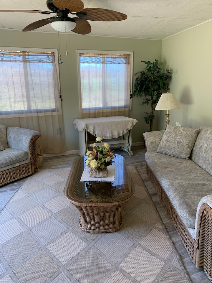 אוורט קוטג' - סלון ליד חדר השינה MBR. מוביל למרפסת צדדית עם גריל