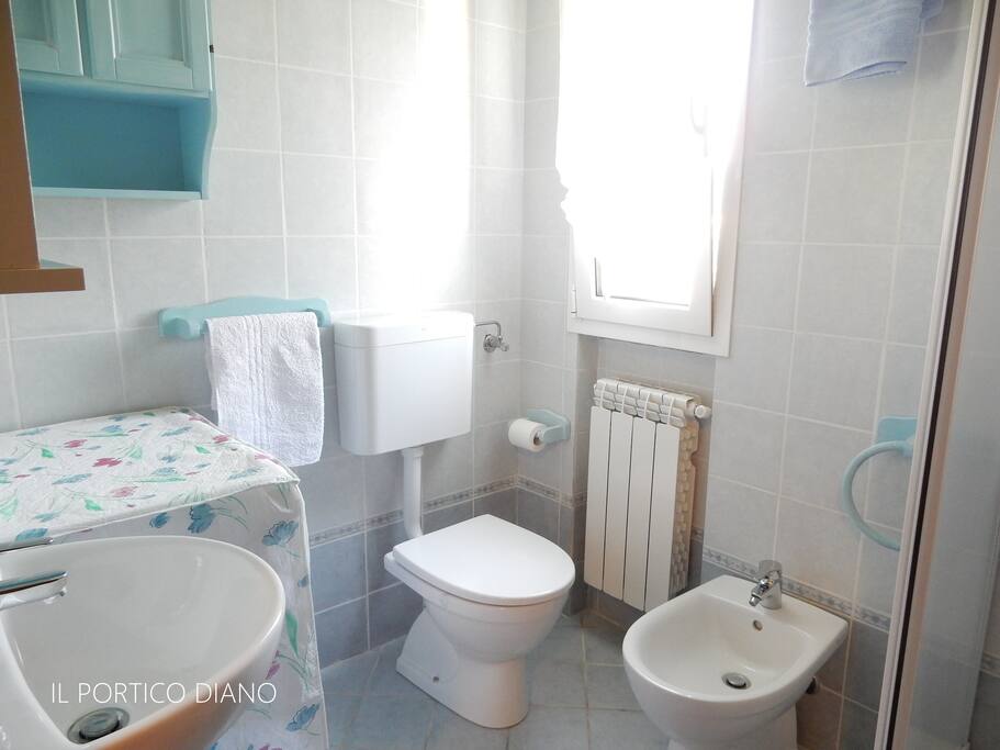 Bagno con doccia e lavatrice.