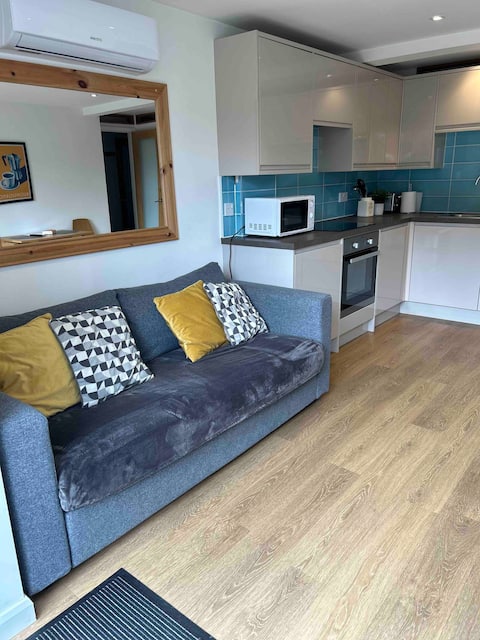 Top Airbnb: 1 bedroom open plan, central village location in East Dorset