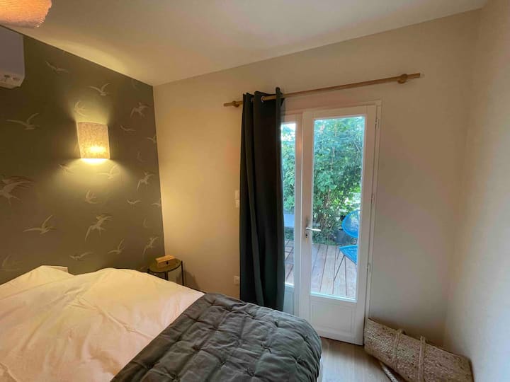 Pequeña suite principal las golondrinas
Cama 180x200 (posibilidad de convertir en 2 camas individuales de 90x200) Ropa de
cama de calidad hotelera