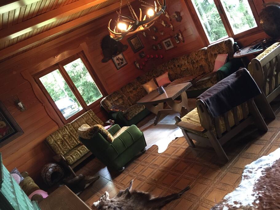 alle Zimmer sind aus Zirbenholz.