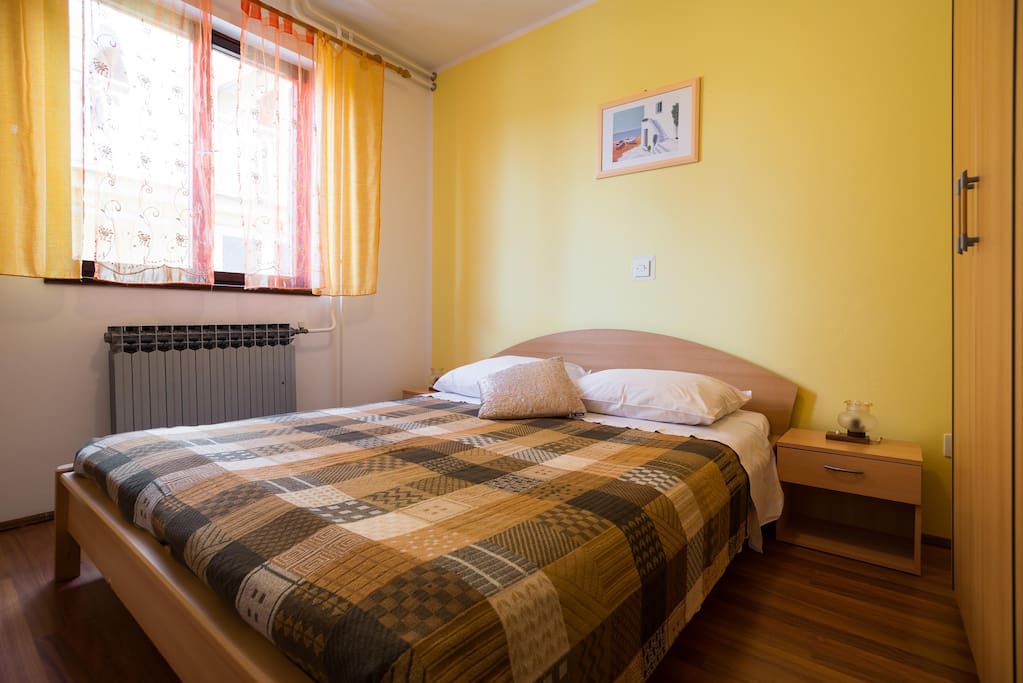 Second bedroom with queen size bed