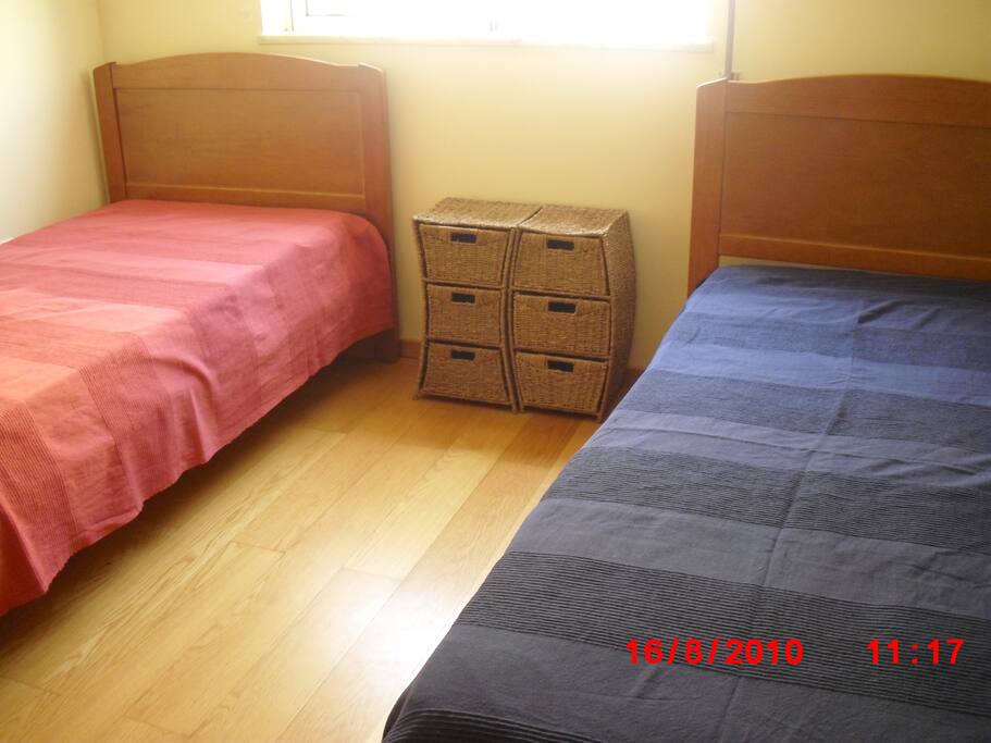 Quarto com 2 camas individuais