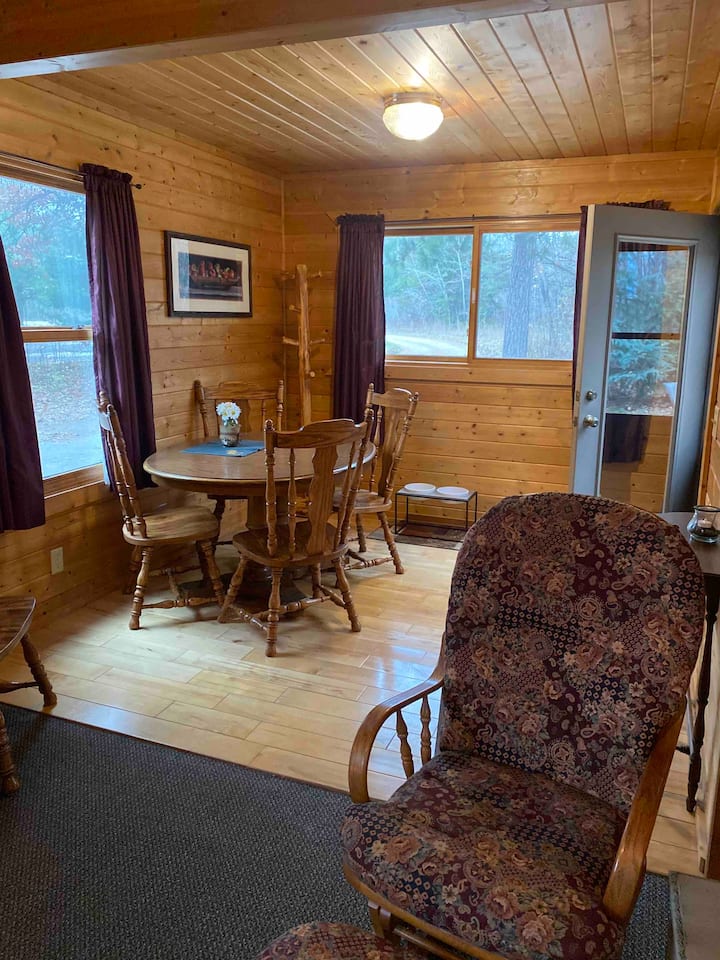 Private Cottage w/Queen Bed + Lakes, golfing, etc.