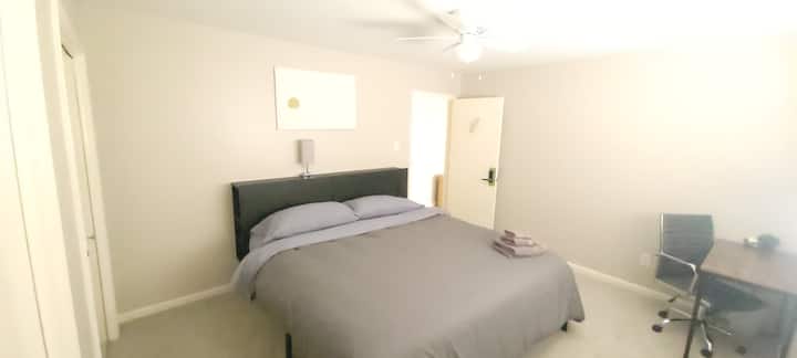 Green Room is op de eerste etage, tweede deur links. 