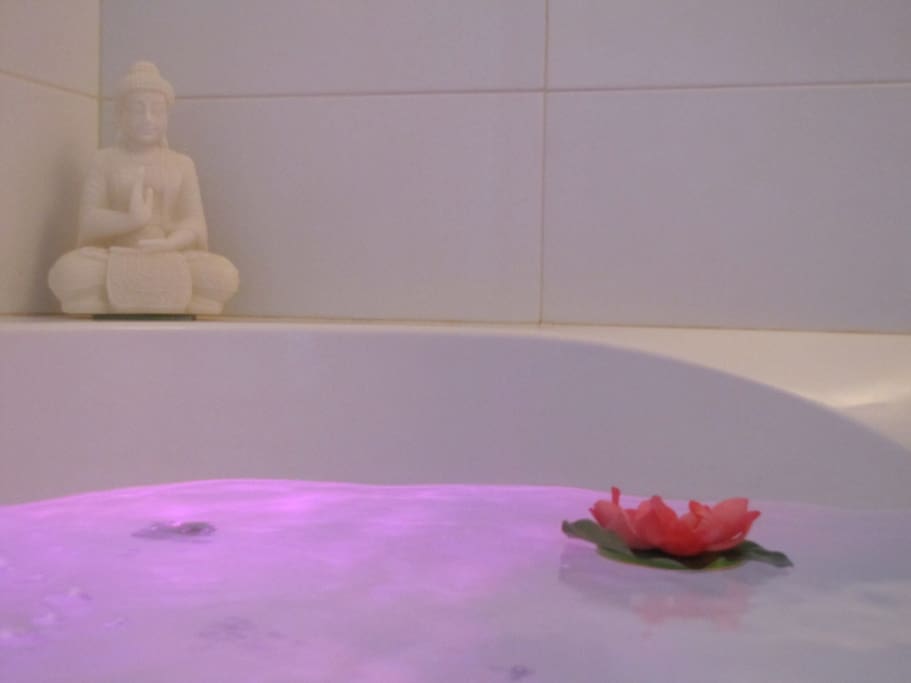 Enjoy a bath after a day in town, comfort for two with silent jacuzzi. Changing lights colours the water like a limonade.