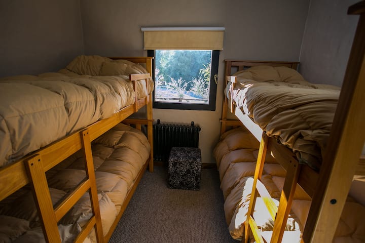 segundo dormitorio con 4 camas de una plaza