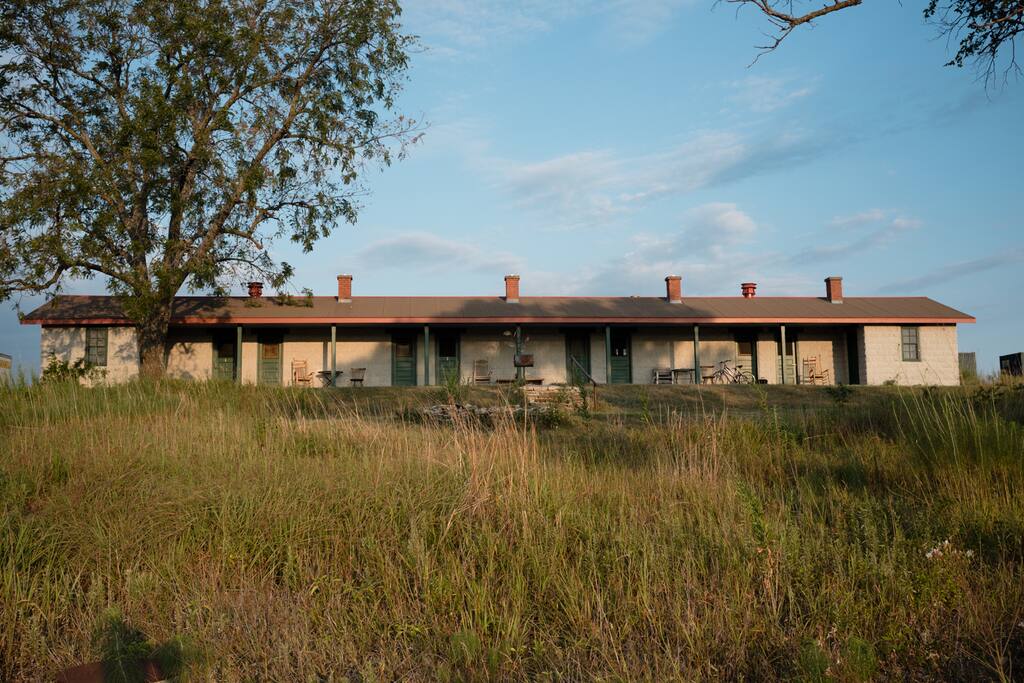 Front view of the casitas from the parking area.