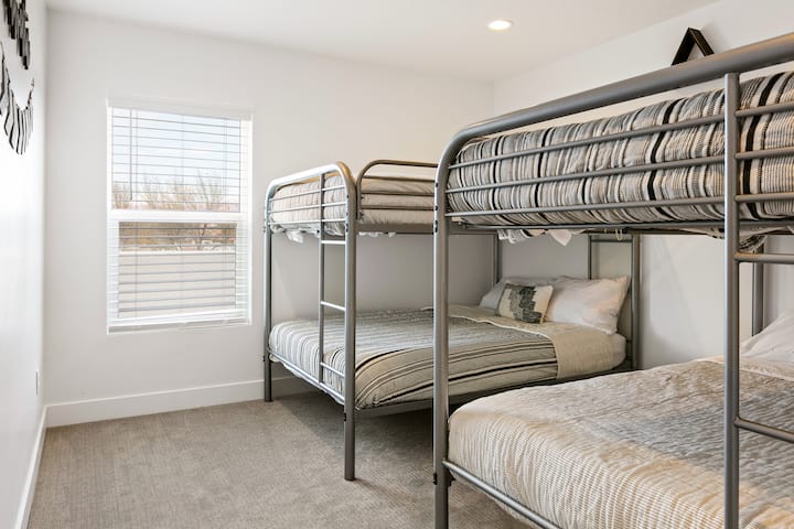 Dhoma e fjetjes me krevat të plotë në katin e sipërm