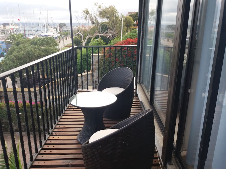 La suite cuenta con balcón y indo juego de terraza.