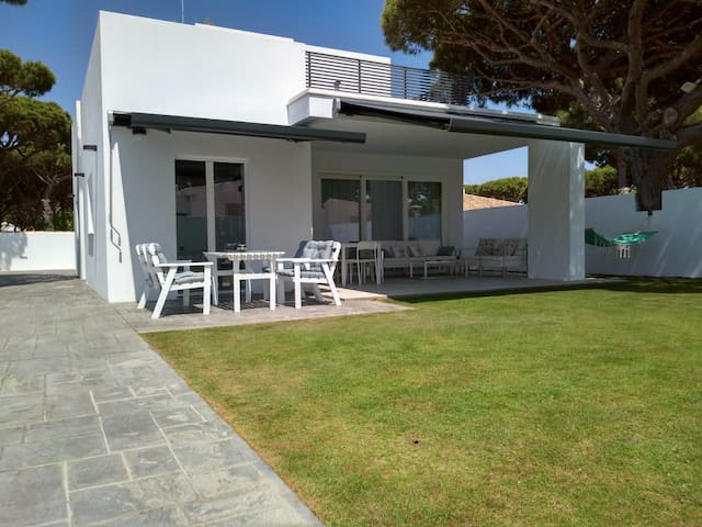 Entire home with 4 bedrooms in Chiclana De La Frontera - Entre pinares y a 100m de la playa