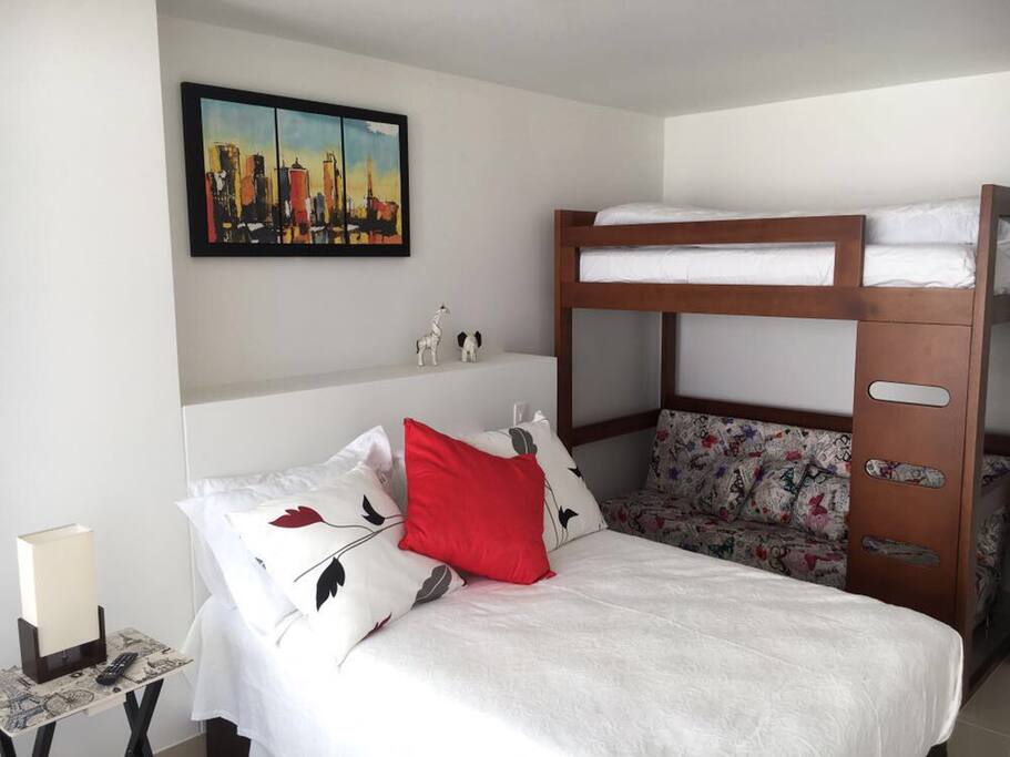 Dormitorio con cama doble, camarote con cama en nivel superior y abajo sofacama